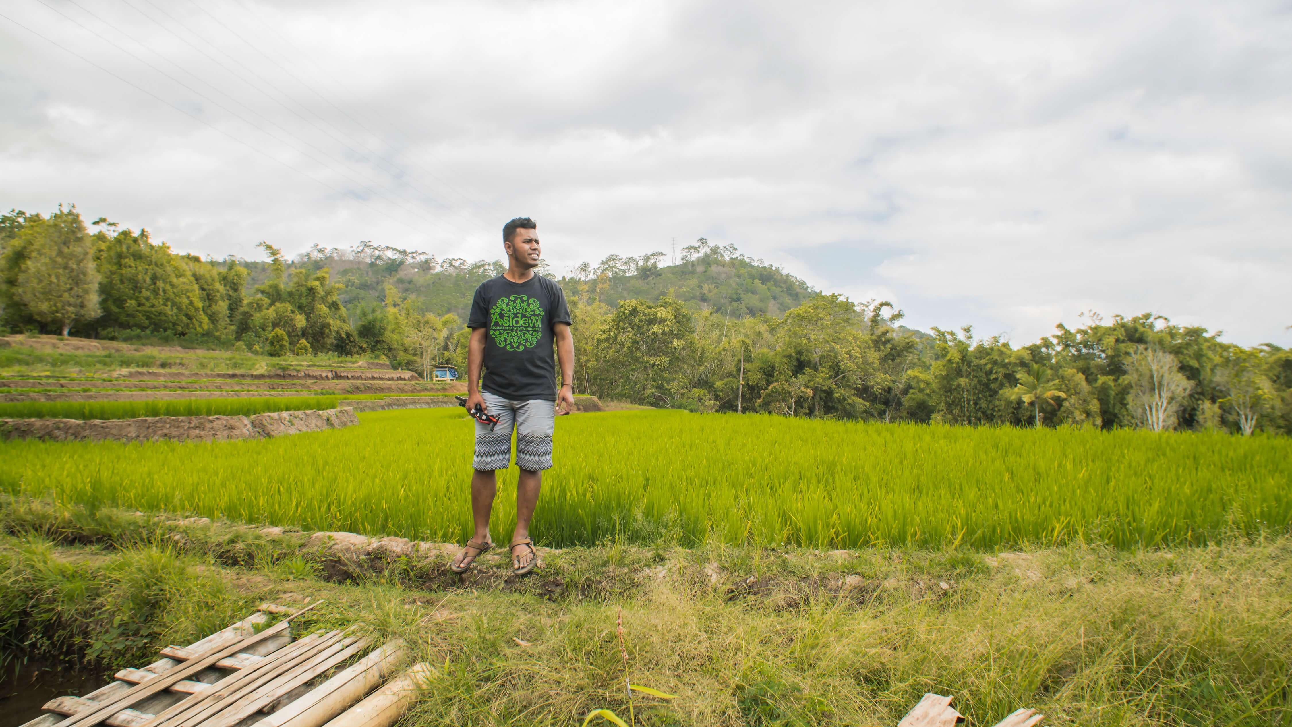 Nando Watu, co-founder of RMC Detusoko, has spent COVID-19 on capacity-building projects for his community. Photo by Andra Fembriarto