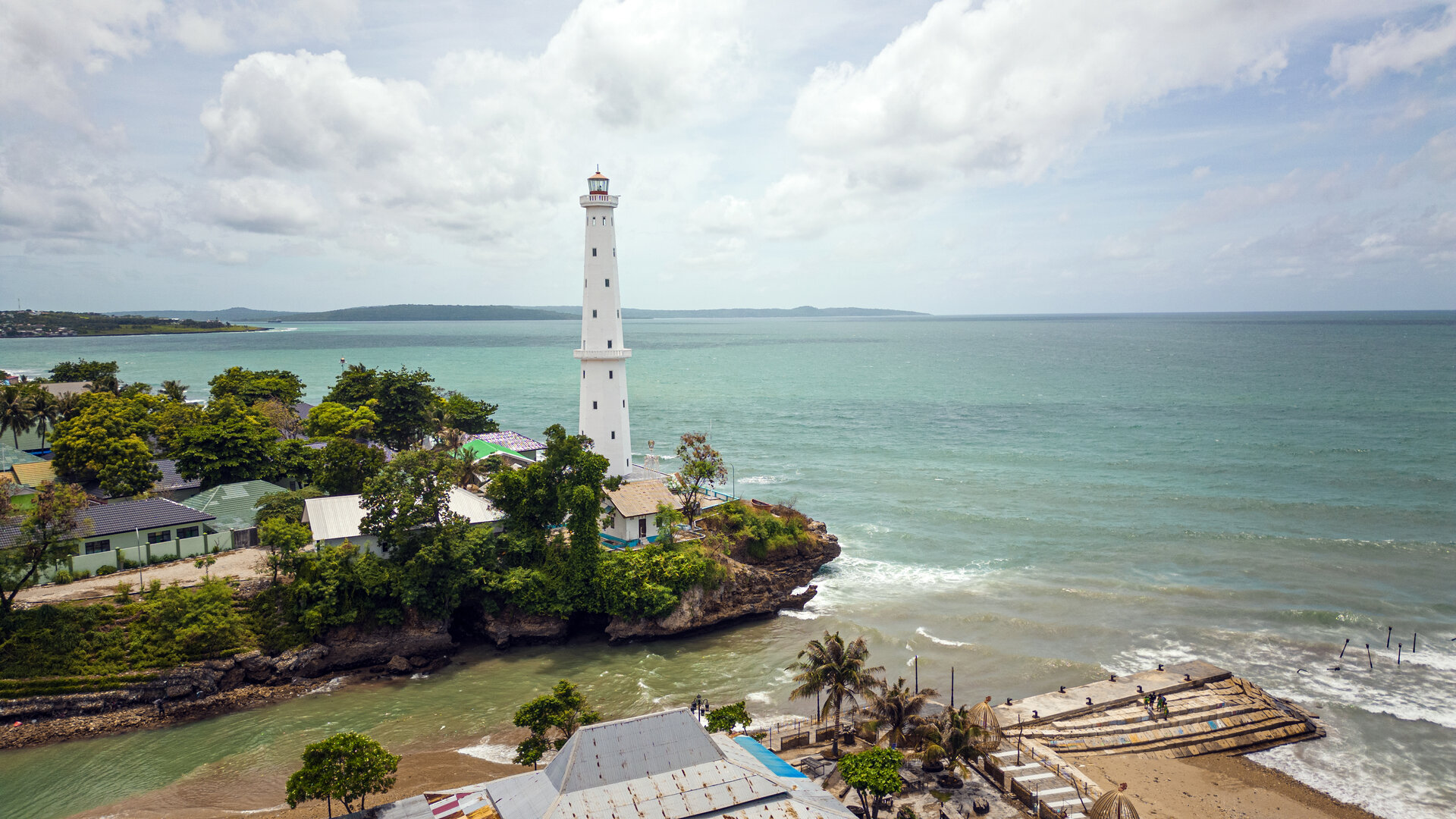 The Kupang Lighthouse, an historical landmark from the colonial past. The Dutch name for it is Ruïnes van de Oude Indië Pier in Koepang